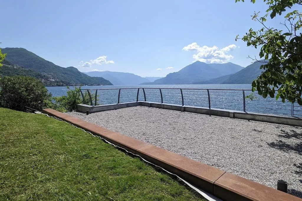 The House On The Lake Shore Dervio 0*,