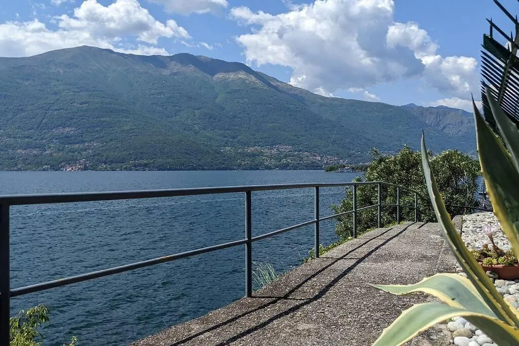 The House On The Lake Shore Dervio
