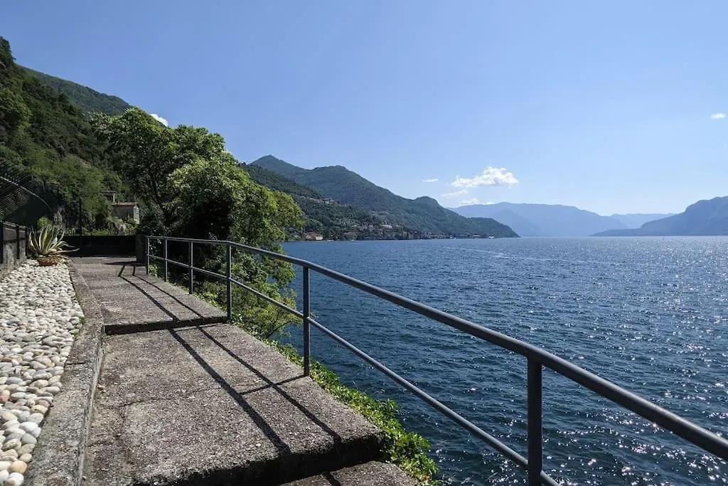 The House On The Lake Shore Dervio